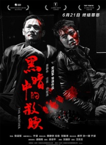 美女脱下内衣内裤让男人舔